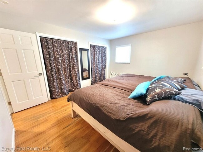 Building Photo - Newly Renovated 7BR – Modern Kitchen + Bath