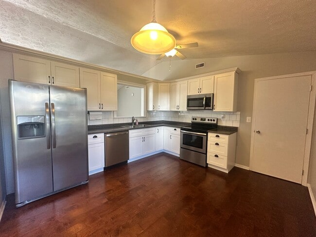 Building Photo - Charming 3-Bed Home with Fenced Yard!