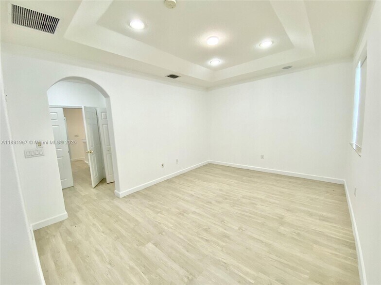 Building Photo - 990 NW 99th Ct