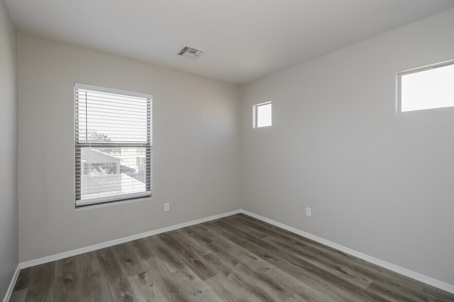Building Photo - 30846 N Bramwell Ave