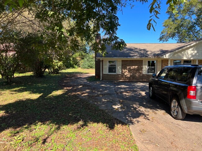 Building Photo - 3751 Robinson Dr