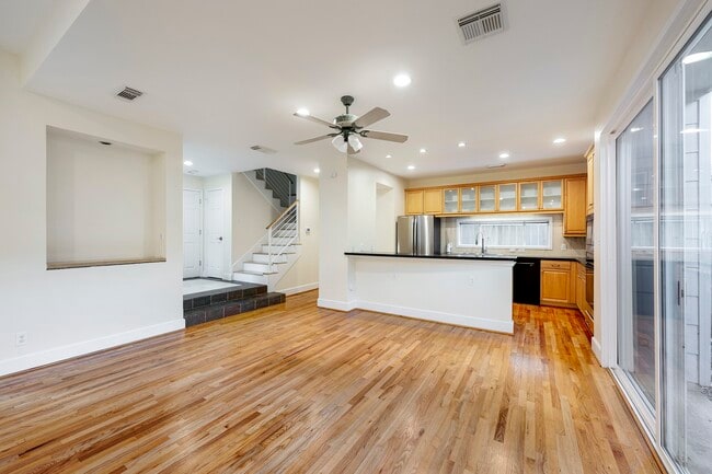 Building Photo - 3107 Greenbriar Dr
