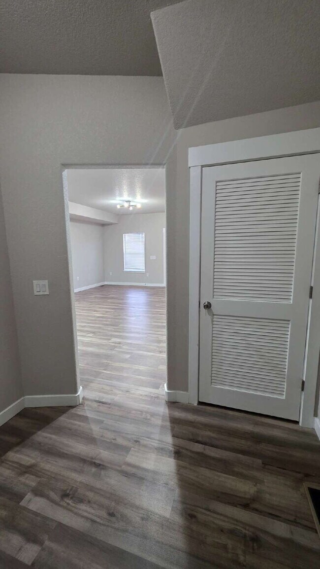 Building Photo - Lorson Ranch 5 bedroom Townhouse near military bases