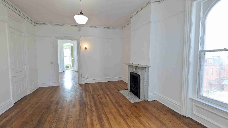 Building Photo - 346 S Rose St