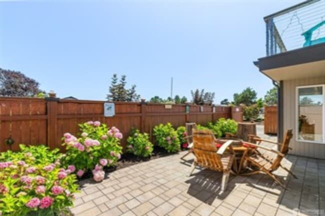 Building Photo - Gorgeous 5 Bedroom Home with Bayview - Bir...