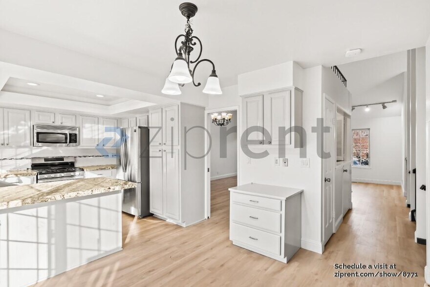 Building Photo - 2025 Park Royal Dr