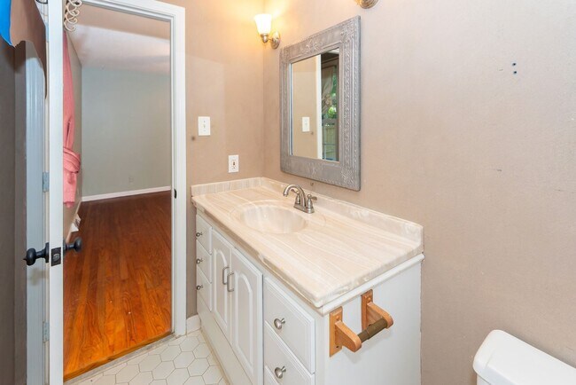 Building Photo - 3 Bedroom 2 Bath Home in Kings Grant - Sum...