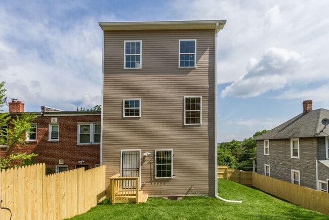Building Photo - Gorgeous and Spacious Renovated 4br/3.5ba ...
