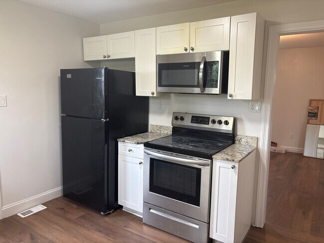 Building Photo - Cozy 3 Bedroom House, Yard-East End of Yor...