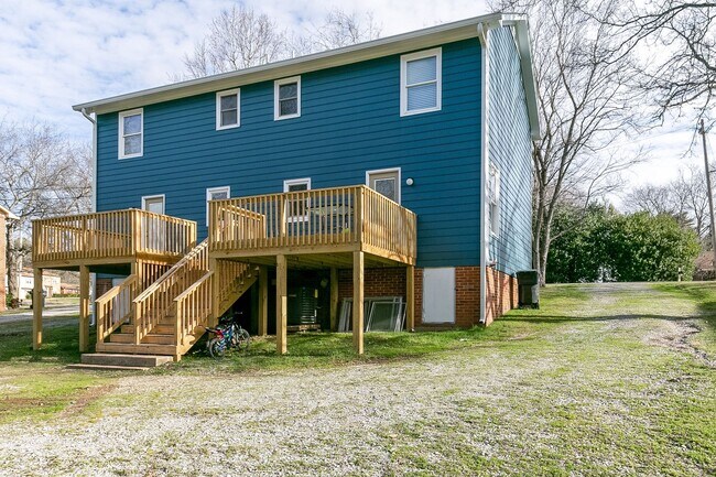 Building Photo - Columbia, TN Two Bedroom Duplex at 1027 Ch...