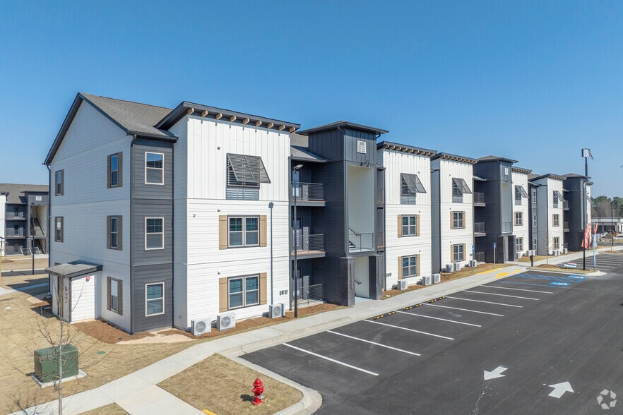Building Photo - Pointe Grand Reservation Way