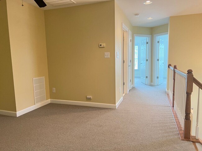 Building Photo - Spacious 3 Bed | 3.5 Bath End Unit Townhom...