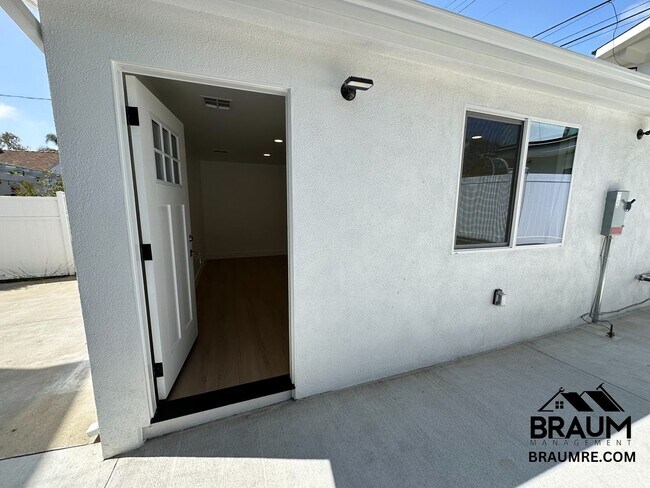 Building Photo - 1111 S Crest Dr