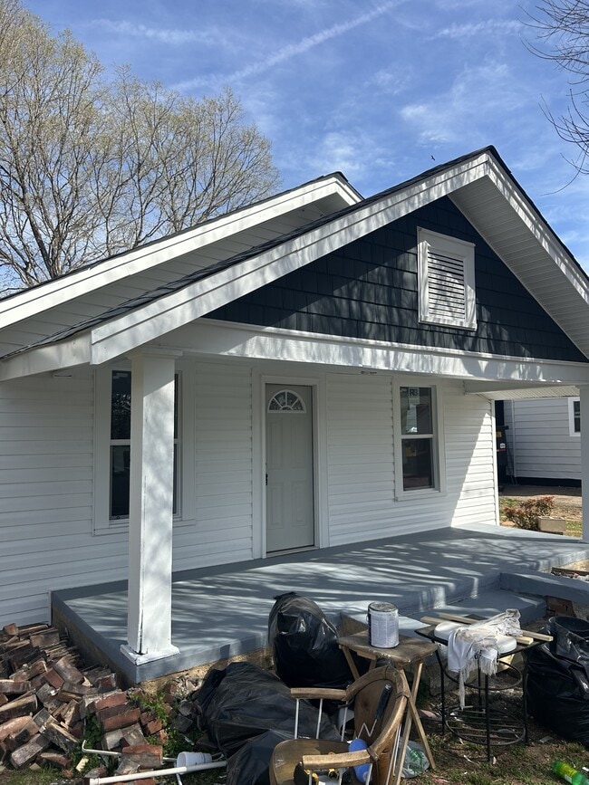 Building Photo - 301 N Davis Ave