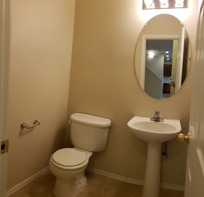 Building Photo - 413 Roger Smith Dr