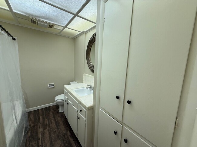 Building Photo - Welcome to this charming 3 bedroom, 2 bath...