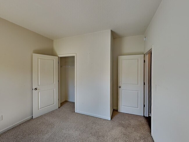 Building Photo - 39 Empire Ln