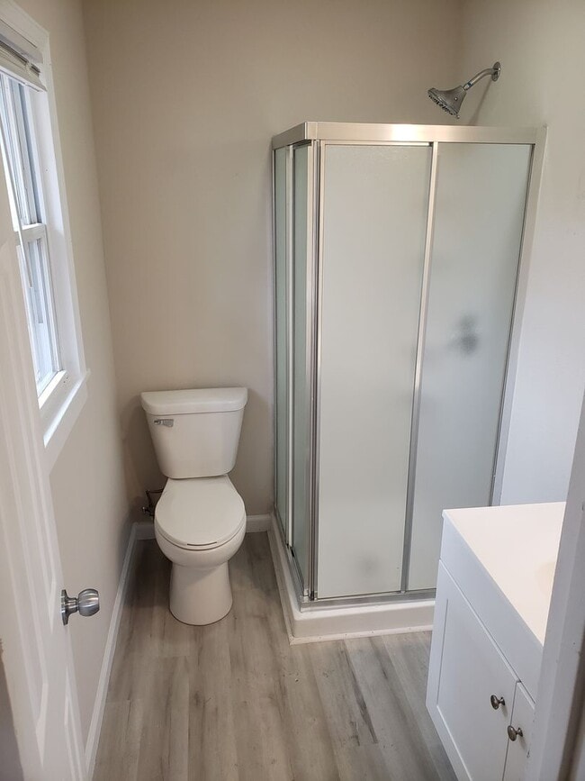 Building Photo - SPACIOUS 3 BEDROOM 2 BATH AVAILABLE NOW!!