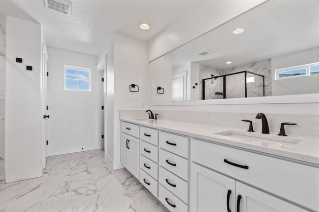 Building Photo - Gorgeous Home in the Perfect Location!