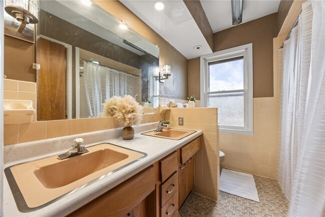 Building Photo - 373 Genesee St