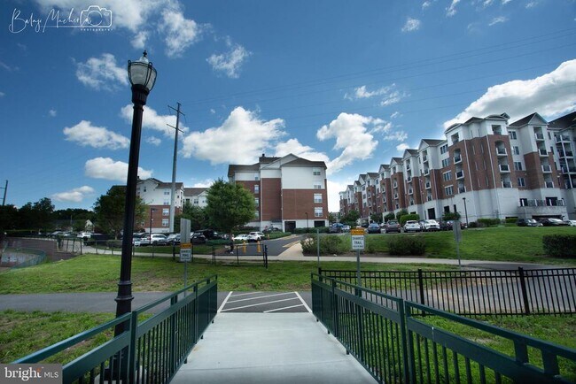 Building Photo - 350 W Elm St