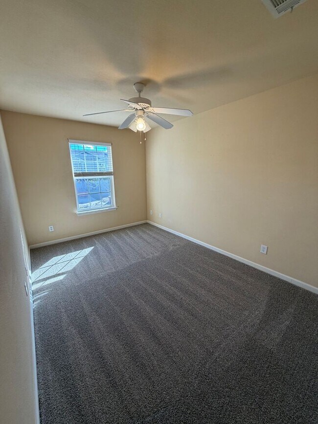 Building Photo - 148 Iron Horse Dr E