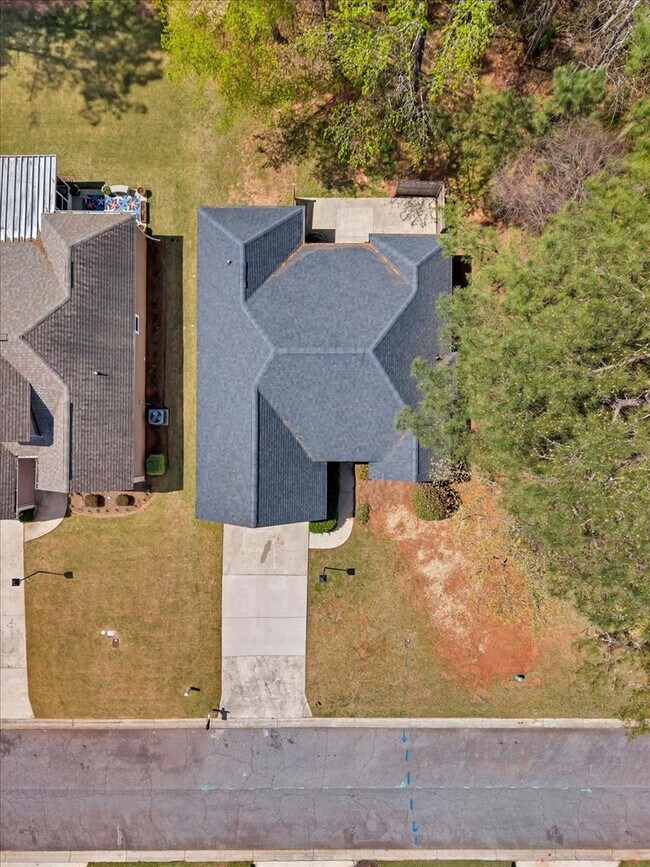 Building Photo - Country Club Living