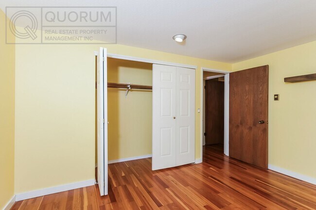 Building Photo - Spectacular Top Floor Condo with Stunning Views in Queen Anne