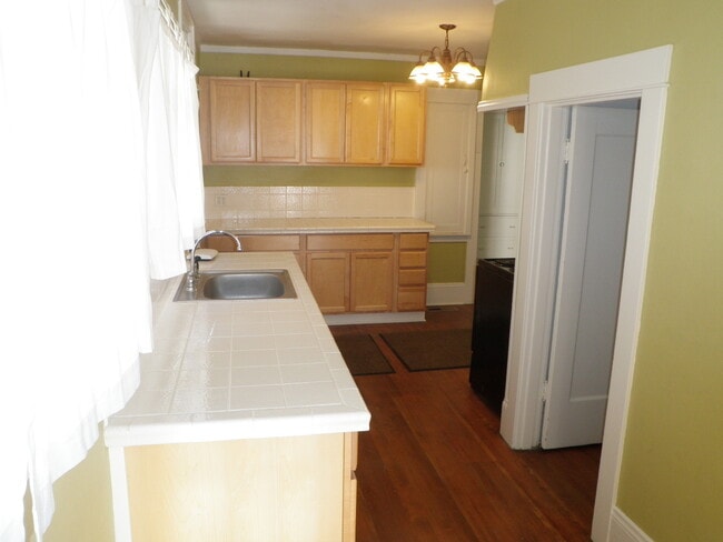 Building Photo - 5046 NE Mallory Ave