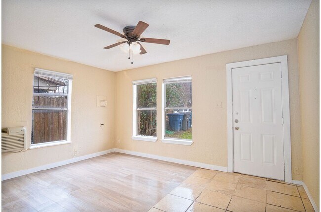 Building Photo - Don't Miss This Relaxing 3BR/1BA Home Near Beautiful Downtown!