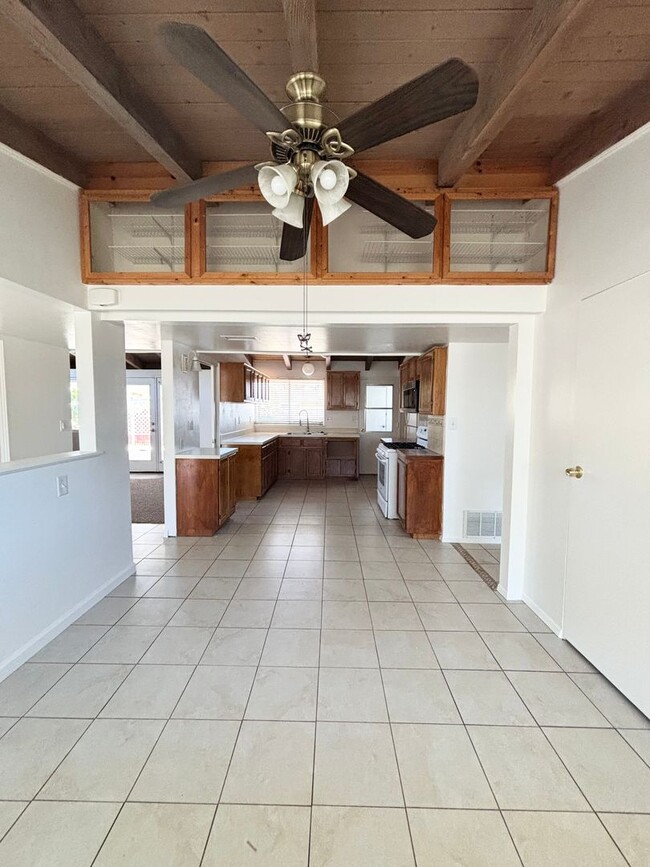 Building Photo - Lovely 3 Bedroom Home in Established Neigh...