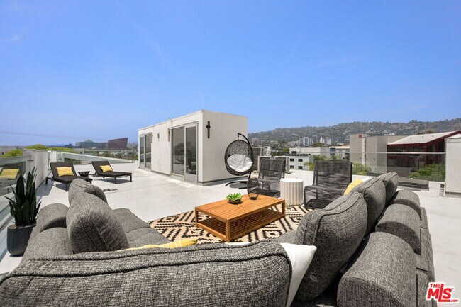 Building Photo - 621 Kings Rd