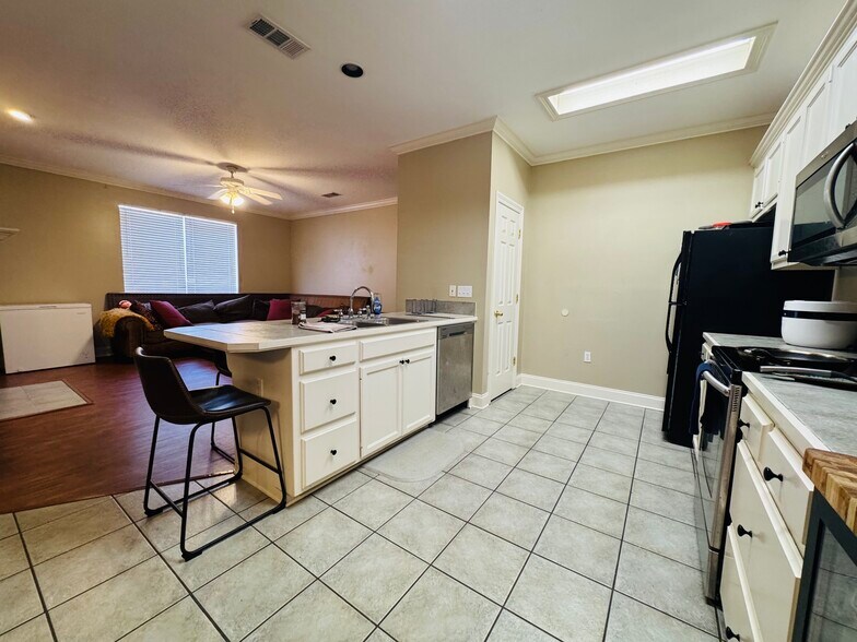 Building Photo - 5578 Arialo Dr