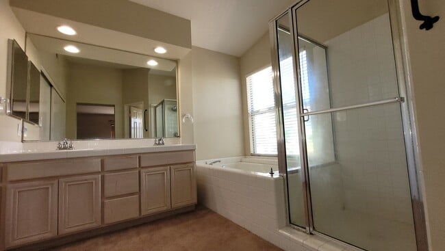 Building Photo - Beautiful Home in Quiet Neighborhood.