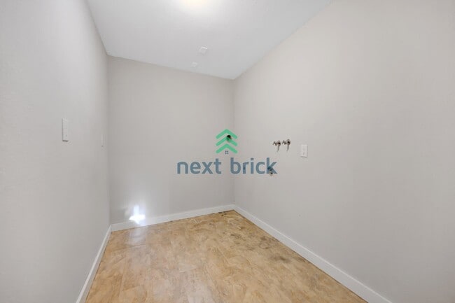 Building Photo - Beautiful remolded Single-family house