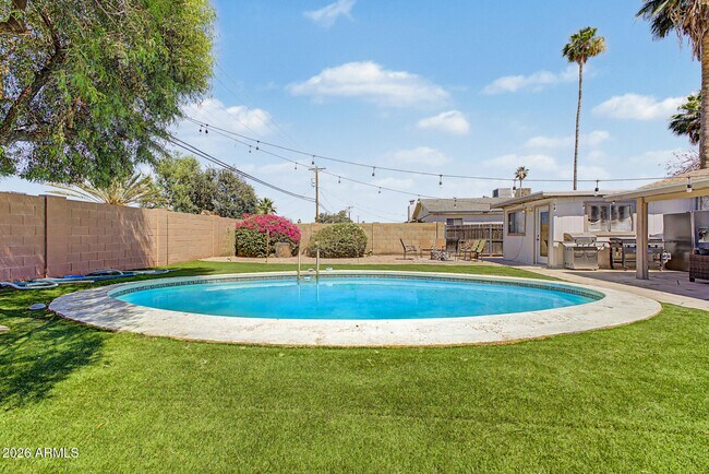 Building Photo - 2208 W San Miguel Ave