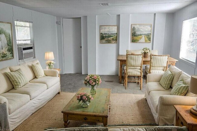 Building Photo - 721 Clear Creek Ave