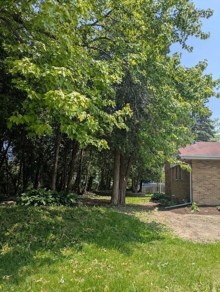 Building Photo - 2049 Kemble Ave
