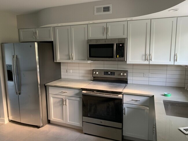 Building Photo - 9382 Bay Colony Dr