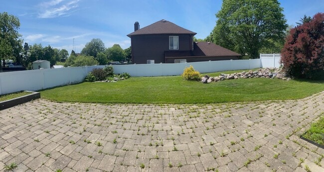 Building Photo - 900 Ashford Ln
