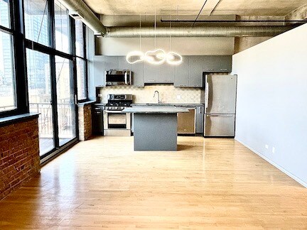 Building Photo - 817 W Washington Blvd