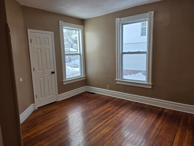 Building Photo - 184 King St