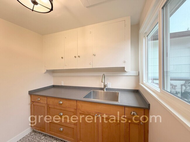 Building Photo - The Linn Apartments