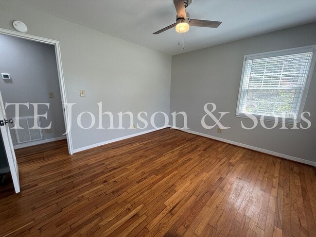 Building Photo - A Great Condo close to Atrium Health and Park