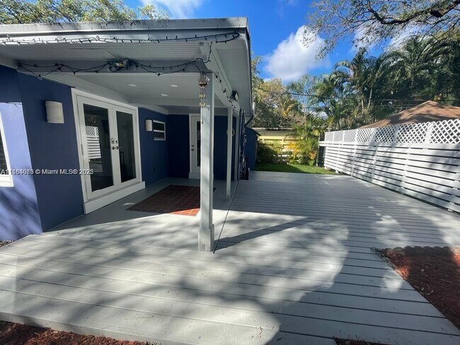 Building Photo - 2338 SW 17th Ave