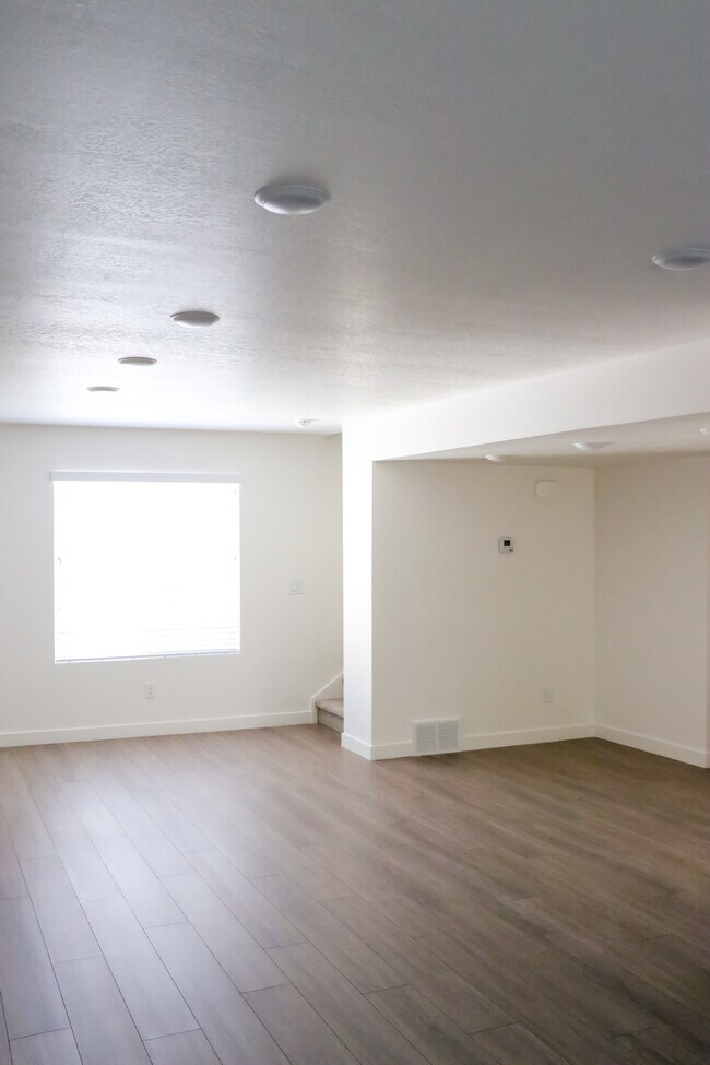 Building Photo - 196 S Bushnell Way