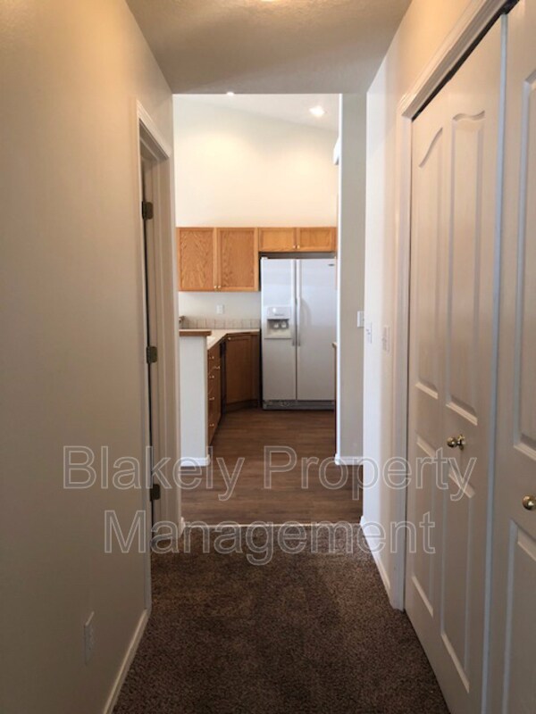Building Photo - 533 N Grove Way