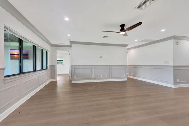 Building Photo - 400 Venice Dr