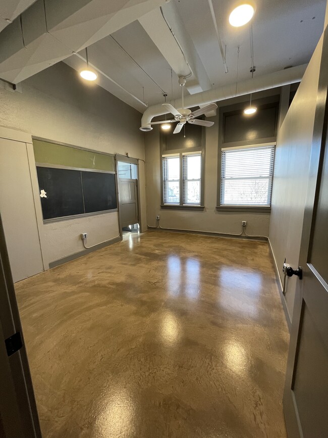 Building Photo - 1009 Highland Ave