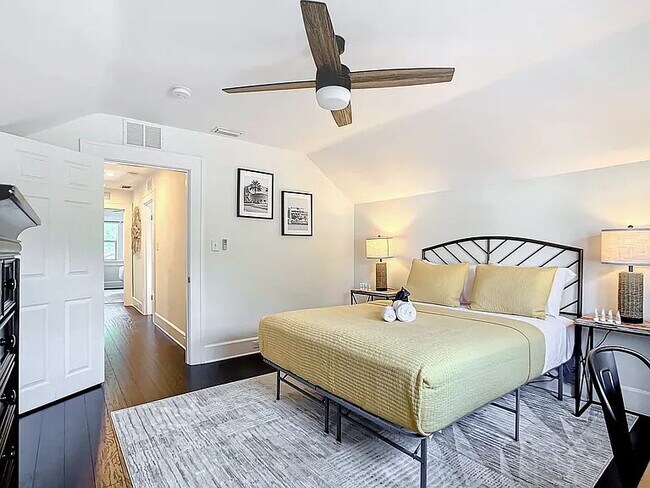 Building Photo - Fully Furnished St. Pete Pool Home Near Crescent Lake